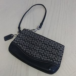 PRICE🔽Coach Signature Wristlet